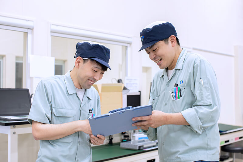 打ち合わせをする社員