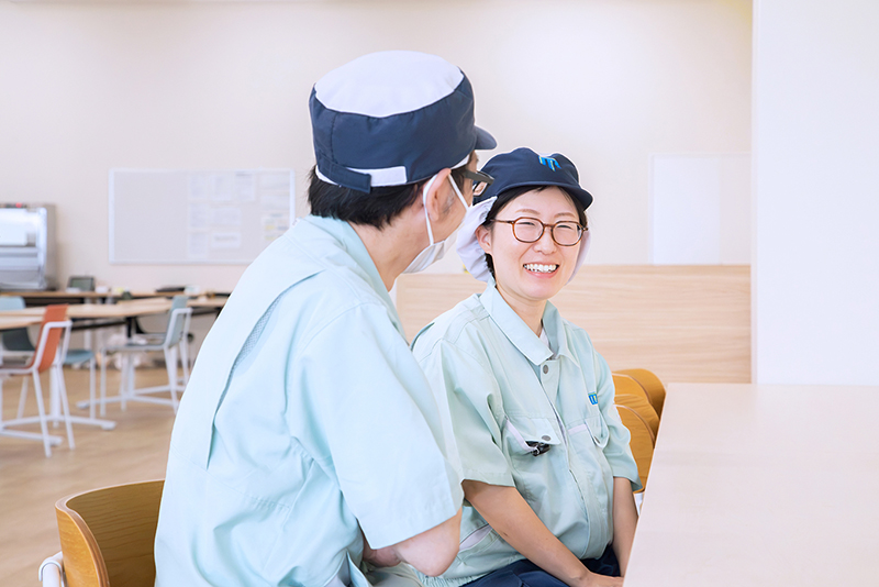 仕事について話し合う社員