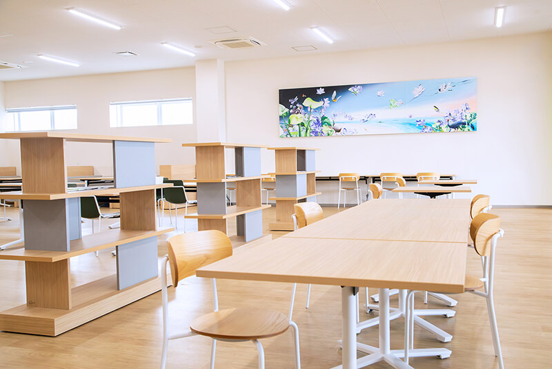 清潔なタンク設備が並ぶ工場