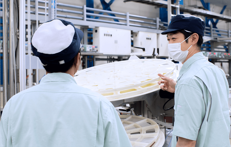 材料のセット方法を教わる社員