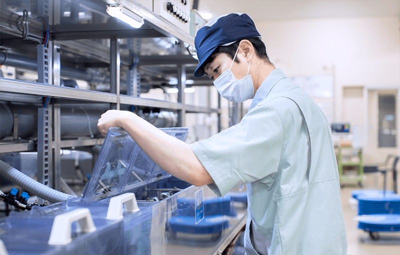 生産ラインの液温を確認する社員